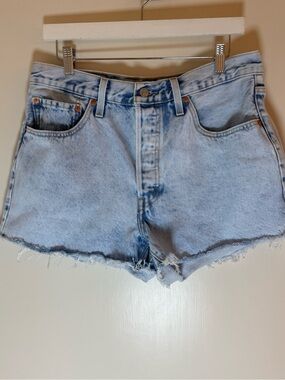 Levi’s 501® Original Fit High Rise Women's Shorts - Light Wash. size 32